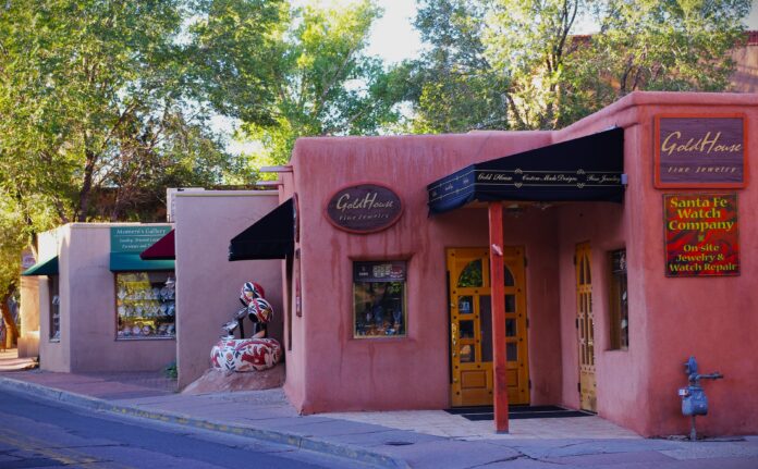 Charming colourful buildings line the streets of downtown Santa Fe, New Mexico.